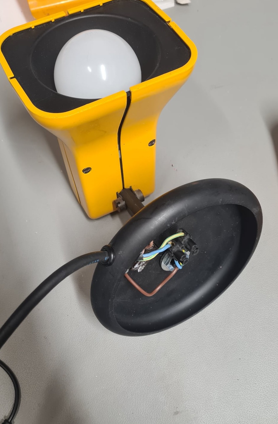 changement du câble d'alimentation et de l'interrupteur sur lampe de chevet